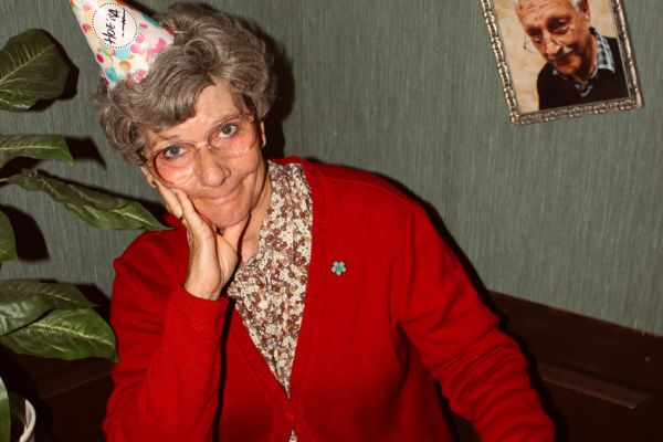 t buurtschap speelt feesthoedjes en familiegeheimen